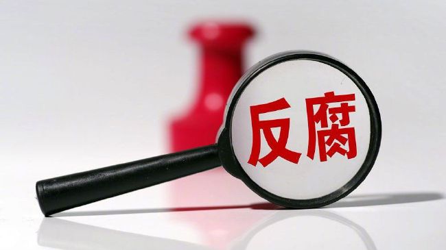 影片全新发布的公映海报画面冷峻，众人虽神色各异，但各各目光如炬，怒视方向似是迎接一场恶战